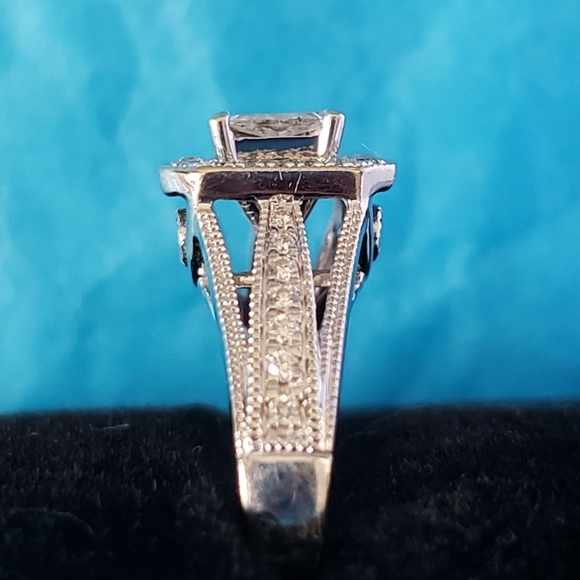 Helzberg halo diamond ring - 14k - Picture 4 of 13